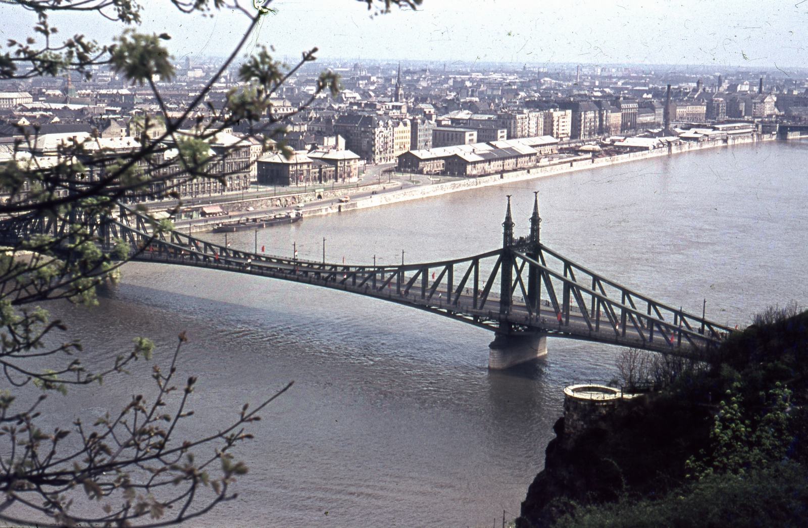 Hungary, Budapest IX.,Budapest XI., kilátás a Szabadság híd felé. Bal oldalon a Marx Károly Közgazdaságtudományi Egyetem (később Corvinus Egyetem) épülete, tőle jobbra a Közraktárak., 1960, Móra András, colorful, bridge, Danube, Budapest, Duna-bridge, János Feketeházy-design, Fortepan #114999