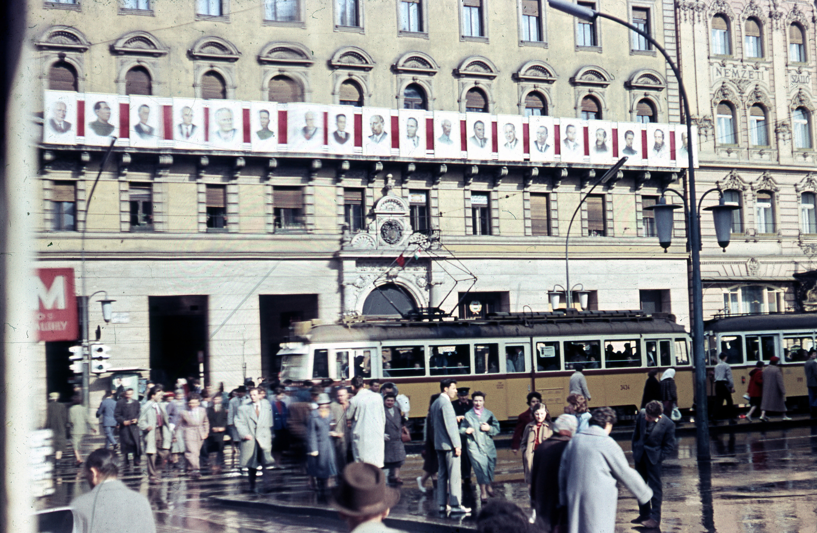 Hungary, Budapest VIII., József körút, villamosmegálló a Blaha Lujza térnél. Háttérben jobbra a Nemzeti Szálló épülete., 1960, Móra András, colorful, tram, neon lights, Ganz UV tramway, Budapest, Fortepan #115002