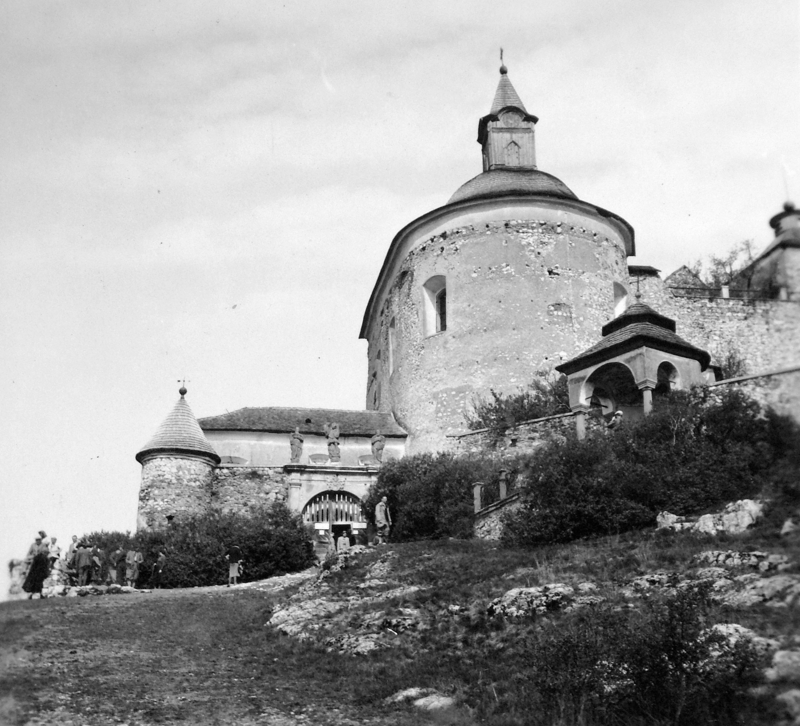 Szlovákia, Krasznahorkaváralja, Krasznahorka vára., 1939, Gyöngyi, kastély, várkapu, nemzeti örökség, Fortepan #11501