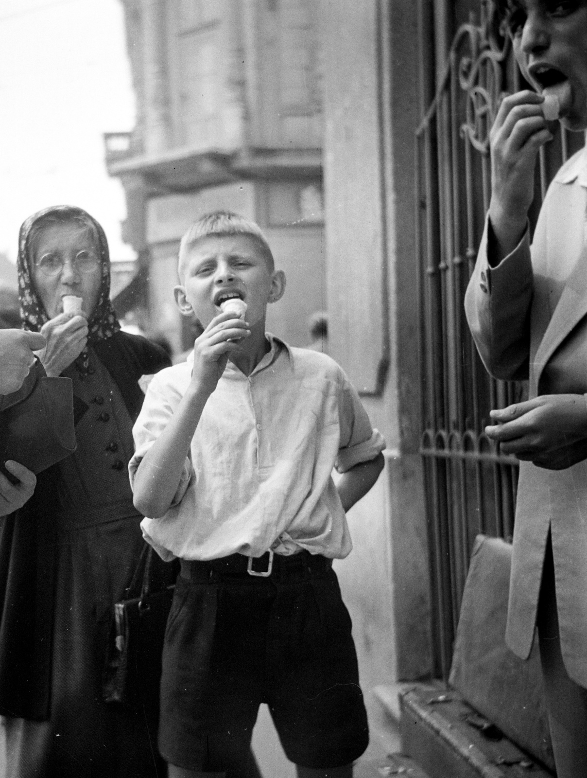 Hungary, Miskolc, Széchenyi utca a Piva (később Napsugár) cukrászdától a színház felé nézve. Jobbra a Kazinczy utca torkolata., 1949, Fortepan/Album006, ice cream, Fortepan #115016