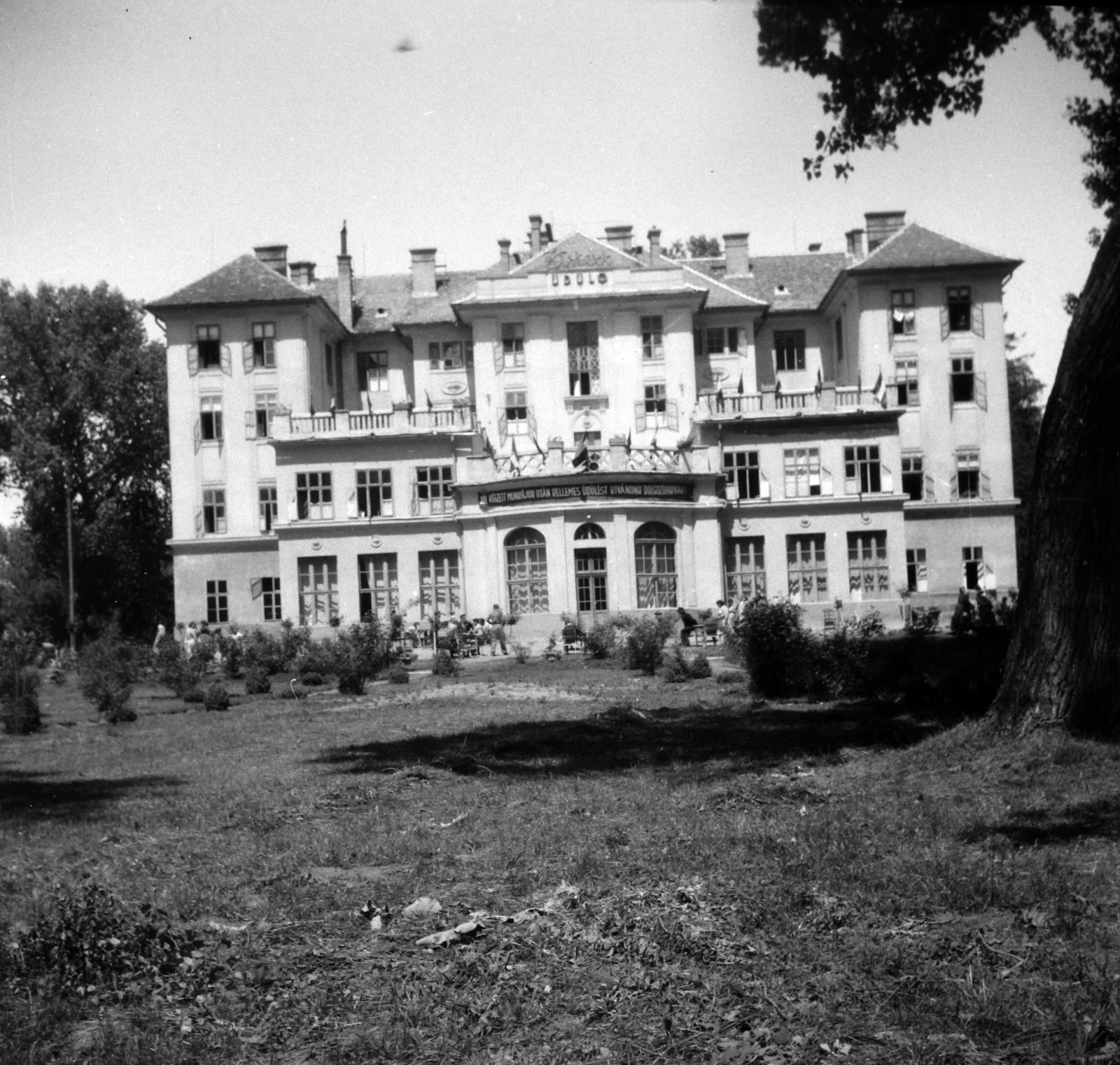 Magyarország, Balatonföldvár, Széchenyi Imre utca (Hősök útja), Kistext üdülő., 1949, Fortepan/Album006, park, üdülőhely, Fortepan #115017