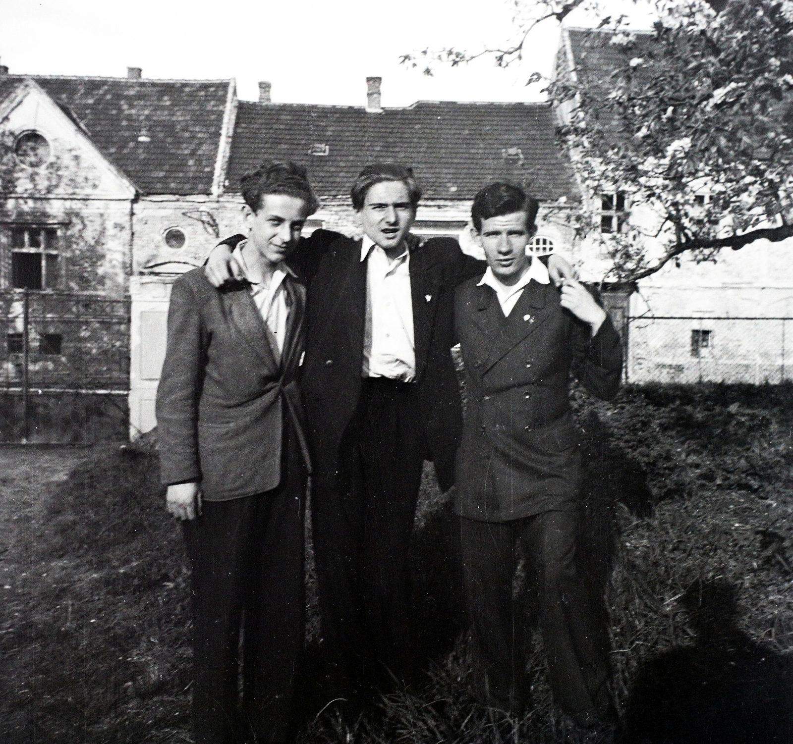 Hungary, Sopron, a Hóvirág utca 1. kertje, háttérben a Mikoviny út épületei., 1949, Fortepan/Album006, boys, Fortepan #115022