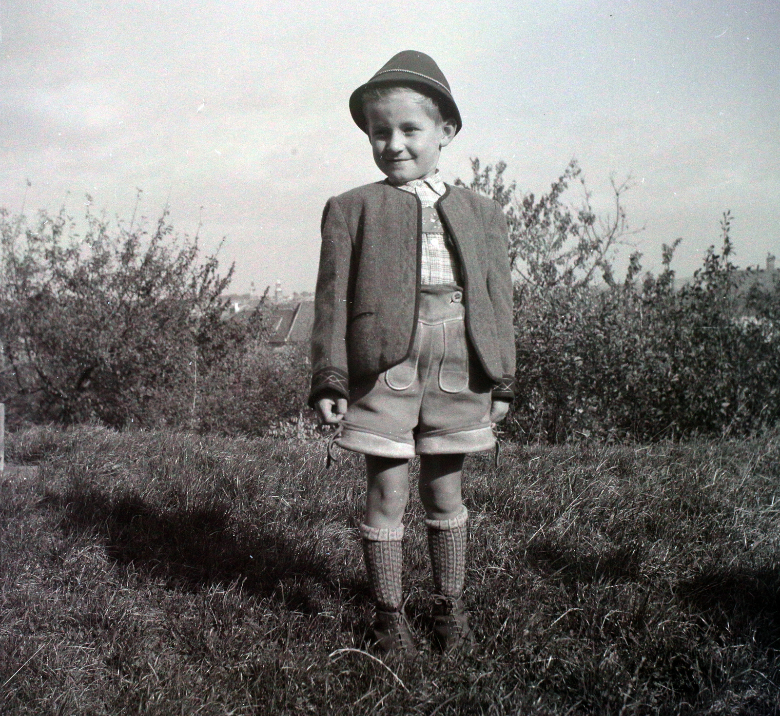 Hungary, Sopron, Szent Margit út 2., az Állami Középiskolás Diákotthon (egykor Julianeum Szt. Domonkos-rendi Nevelőintézet) kertje. Háttérben a Mikovinyi úti háztetők felett a távolban a Tűztorony és az evangélikus templom tornya látszik., 1949, Fortepan/Album006, hat, smile, kid, shorts, Fortepan #115026