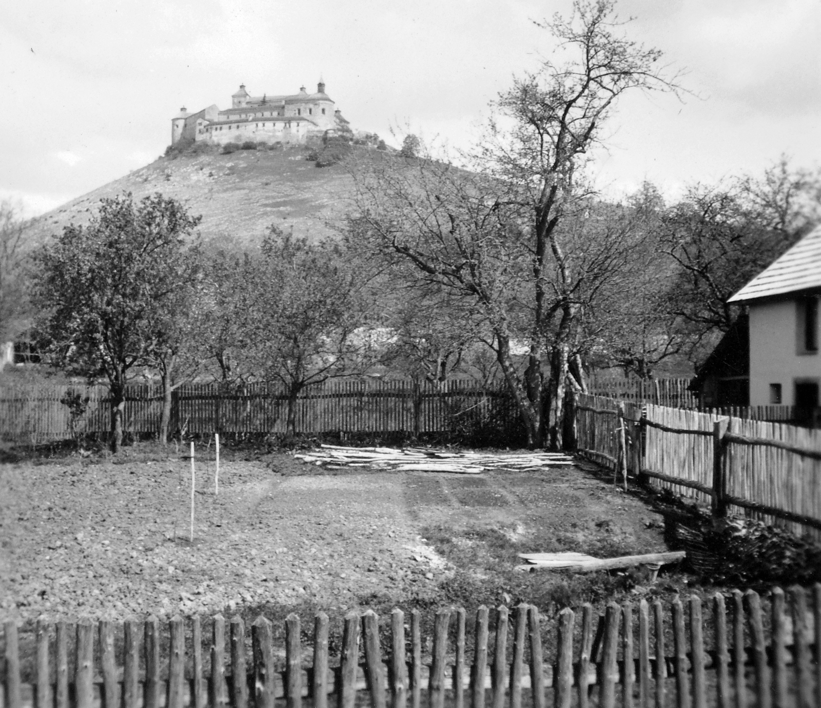 Slovakia, Krásnohorské Podhradie, Krasznahorka vára., 1939, Gyöngyi, castle, fence, castle, National Heritage, Fortepan #11503