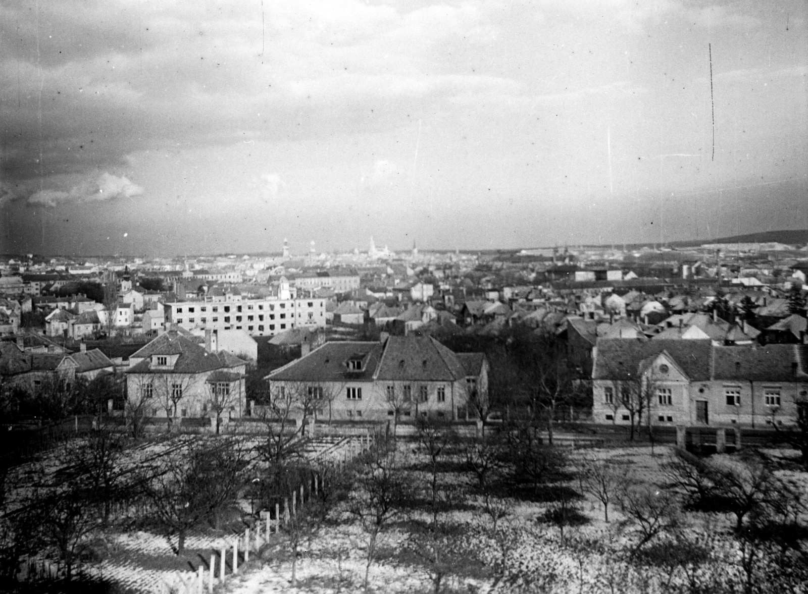 Hungary, Sopron, Szent Margit út, kilátás az Árpád-házi Szent Margit plébánia (Juliáneum) ablakából, előtérben a Mikovinyi út házsora, mögötte a lebombázott LIDO tömbje., 1949, Fortepan/Album006, picture, Fortepan #115039