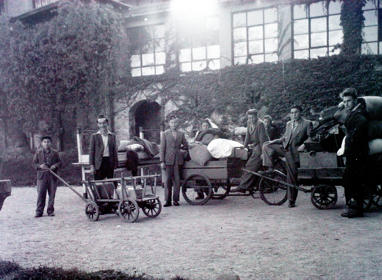 Magyarország, Sopron, Szent Margit út (Gesztenyés út), az Árpád-házi Szent Margit plébánia udvara, háttérben a középiskolai diákotthon (egykor Julianeum) oldalszárnya, előtte a diákotthon diákjai., 1948, Fortepan/Album006, csoportkép, tricikli, diáksapka, repkény, kézikocsi, Fortepan #115041