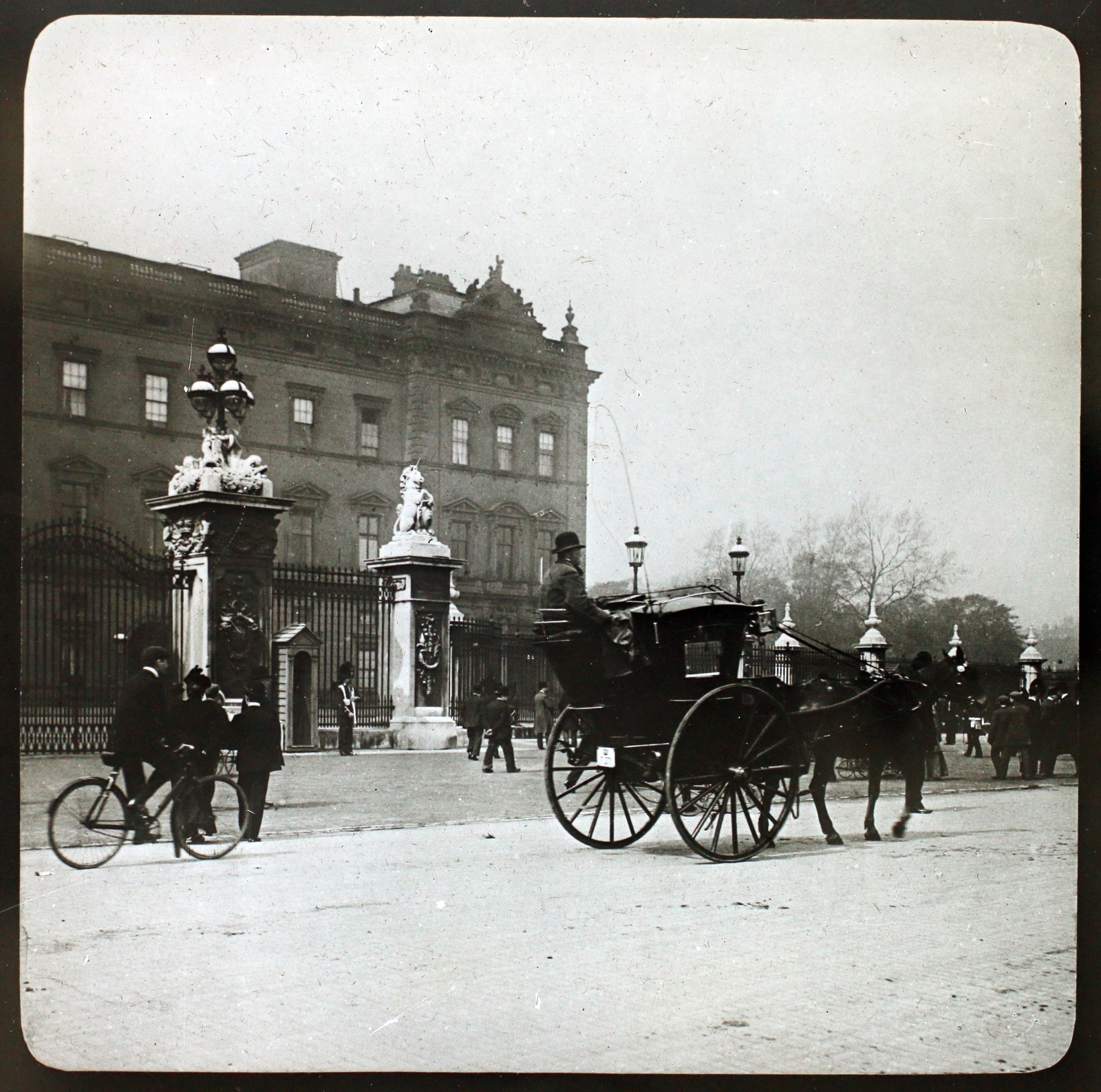 Egyesült Királyság, London, Buckingham Gate, a Buckingham Palota oldalkapuja., 1900, Fortepan/Album006, kerékpár, palota, Edward Blore-terv, Fortepan #115053