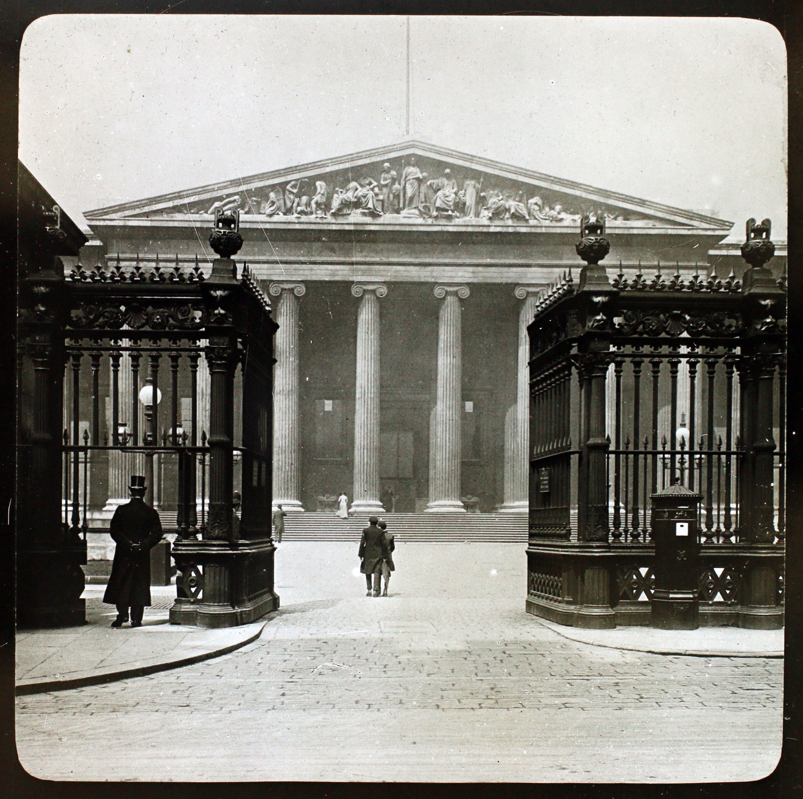 United Kingdom, London, Great Russell Street, a British Museum főbejárata., 1900, Fortepan/Album006, museum, Classicism, pediment, sculptural group, portico, Neoclassical architecture, Robert Smirke-design, Richard Westmacott-design, Fortepan #115056