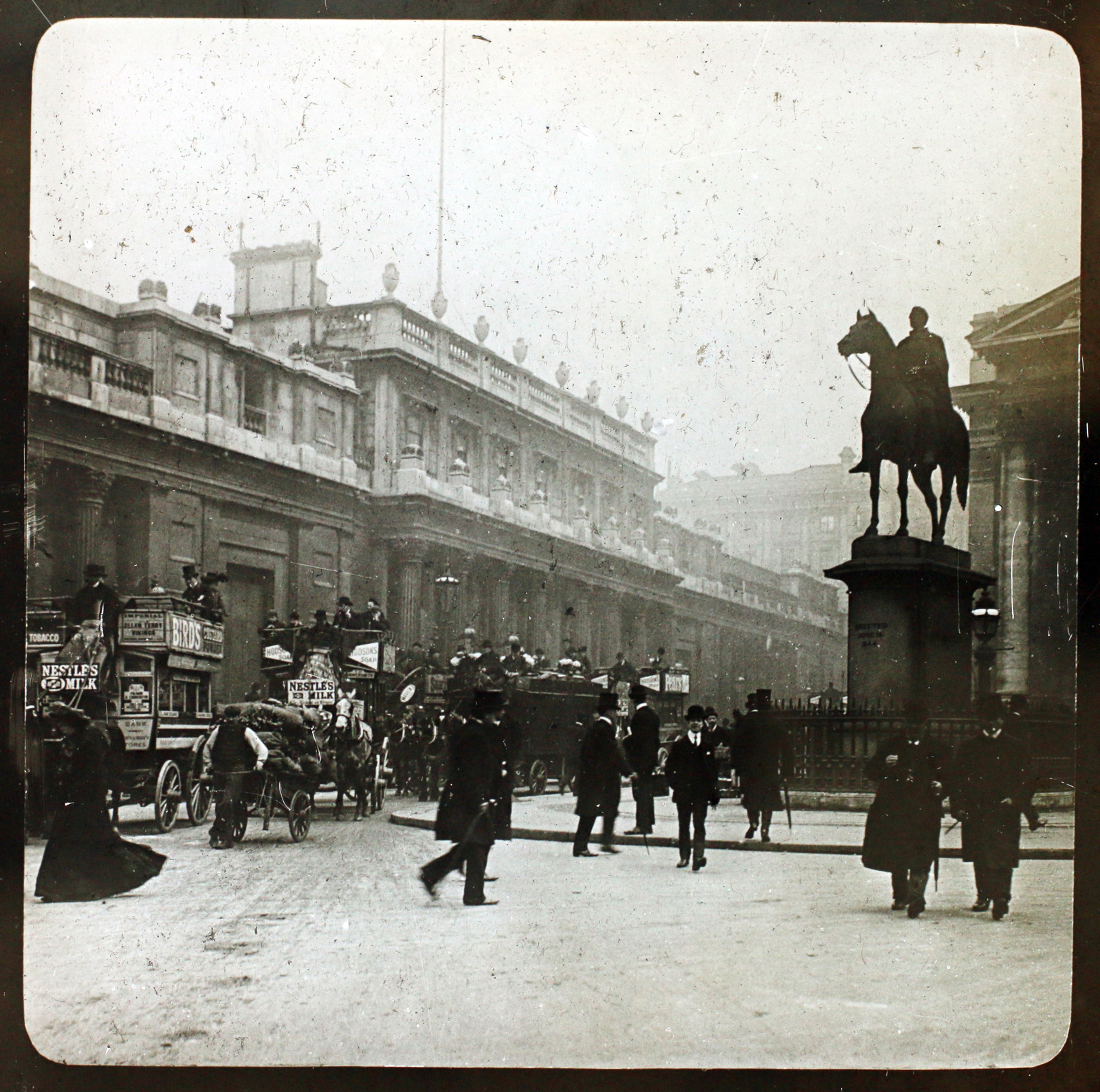Egyesült Királyság, London, balra a Bank of England épülete a Threadneedle Street-en, jobbra Arthur Wellesley, Wellington első hercegének lovasszobra mögött a Tőzsde épületének sarka látszik., 1900, Fortepan/Album006, szobor, emlékmű, lovas szobor, Arthur Wellesley-ábrázolás, Francis Leggatt Chantrey-terv, Fortepan #115058
