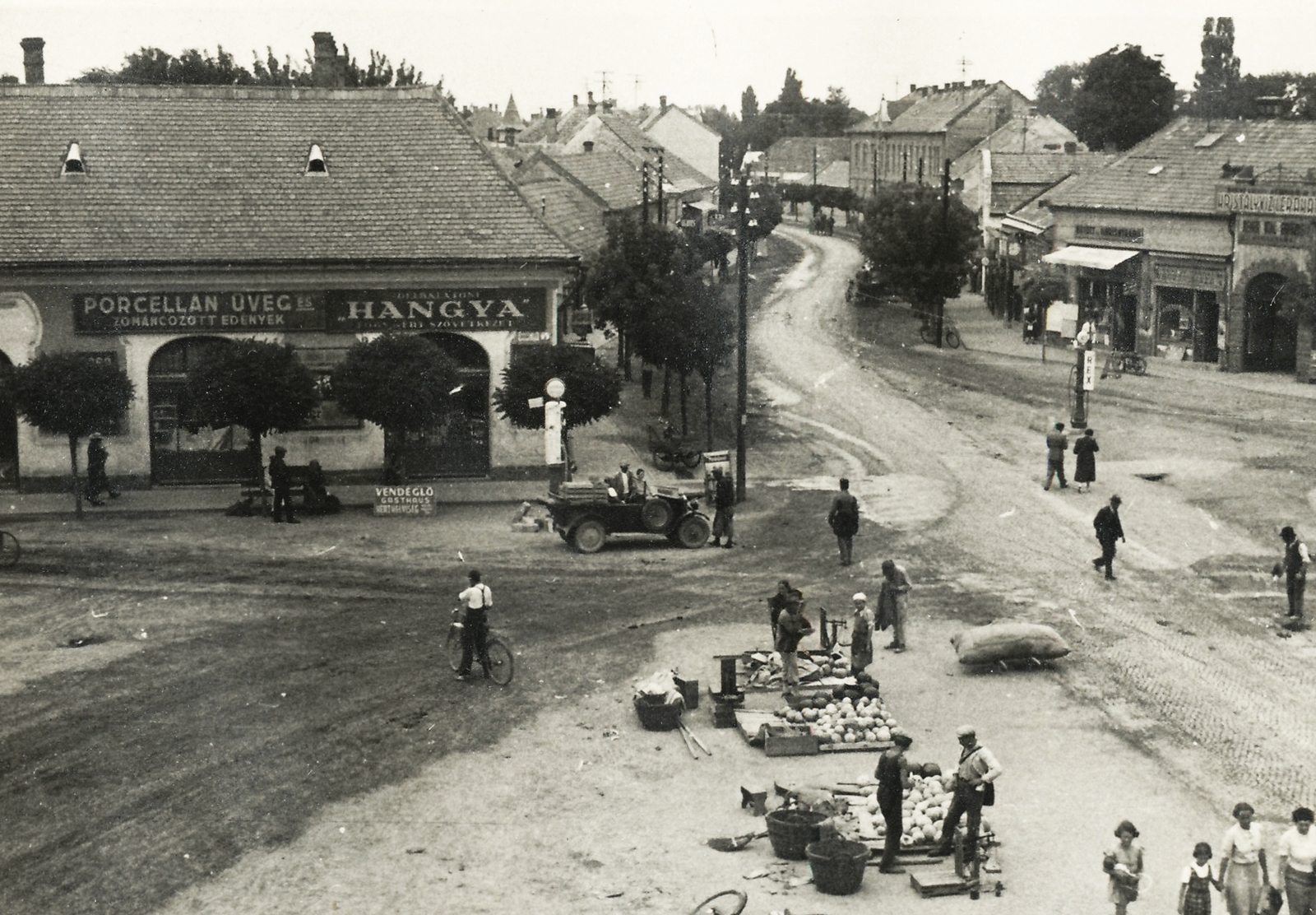 Magyarország,Balaton, Siófok, Fő (Darányi) tér, szemben a Fő utca a Sió felé nézve., 1925, Jurányi Attila, kerékpár, kirakat, üzlet, piac, vásárlás, tér, életkép, légvezeték, benzinkút, vesszőkosár, kisváros, automobil, dinnye, villanyoszlop, szalmazsák, Rex-márka, Hangya Szövetkezet, Fortepan #115068