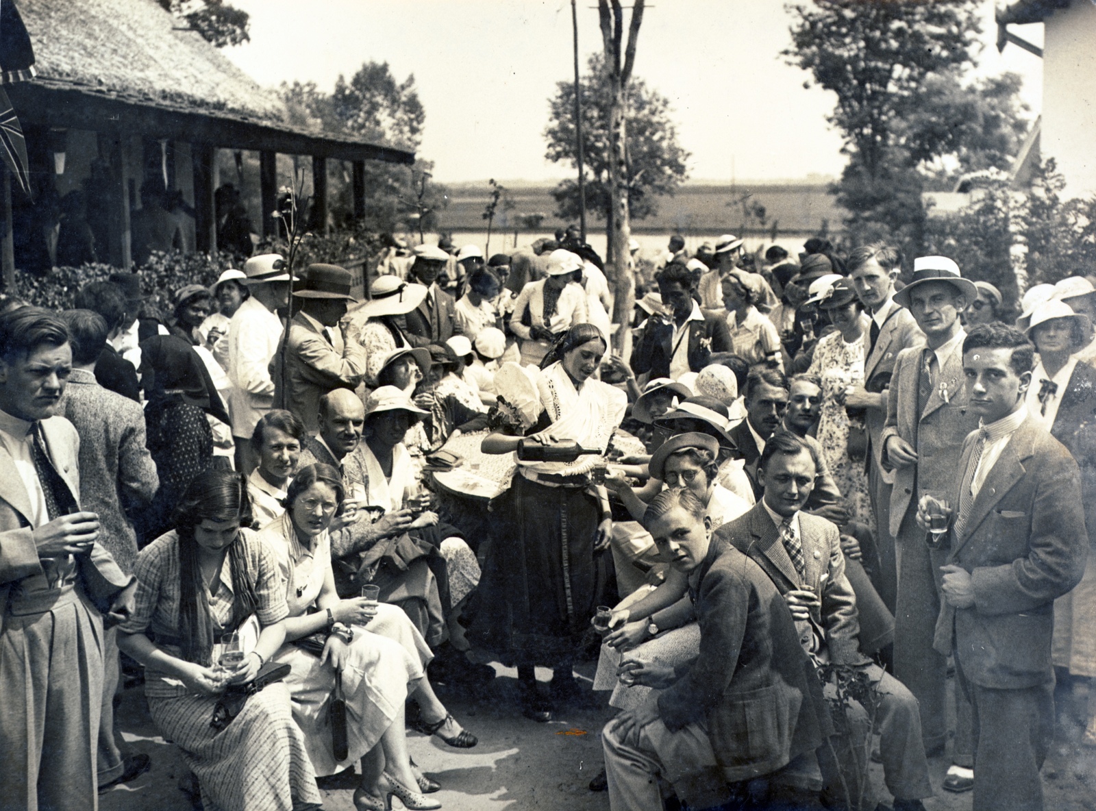 1938, Kelemen Zsuzsa, ivás, sokaság, étkezés, Fortepan #115090