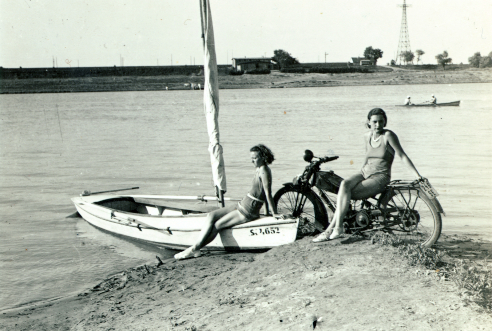 Magyarország, Szeged, újszegedi Tisza-part, a túlparton a Vízitelep., 1938, Kelemen Zsuzsa, vitorláshajó, motorkerékpár, Méray-márka, evezés, Fortepan #115112