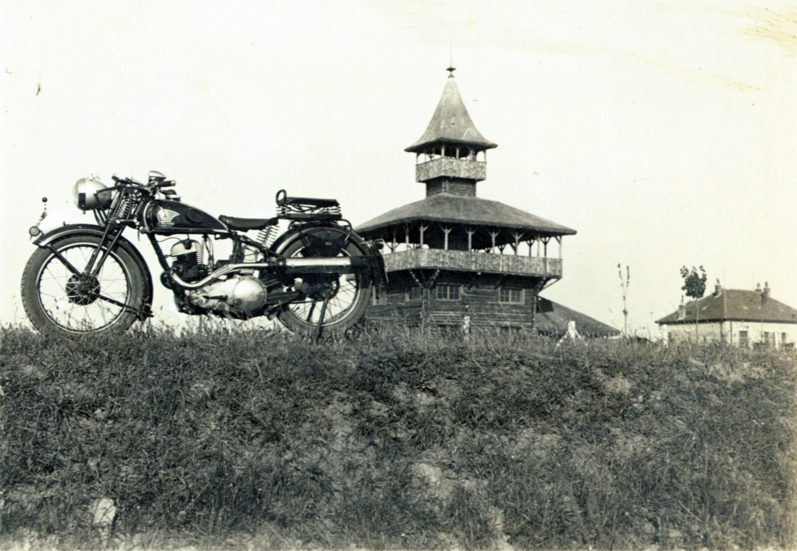 Hungary, Szeged, Fehértói Halászcsárda., 1939, Kelemen Zsuzsa, motorcycle, Triumph-brand, vernacular architecture, Fortepan #115121
