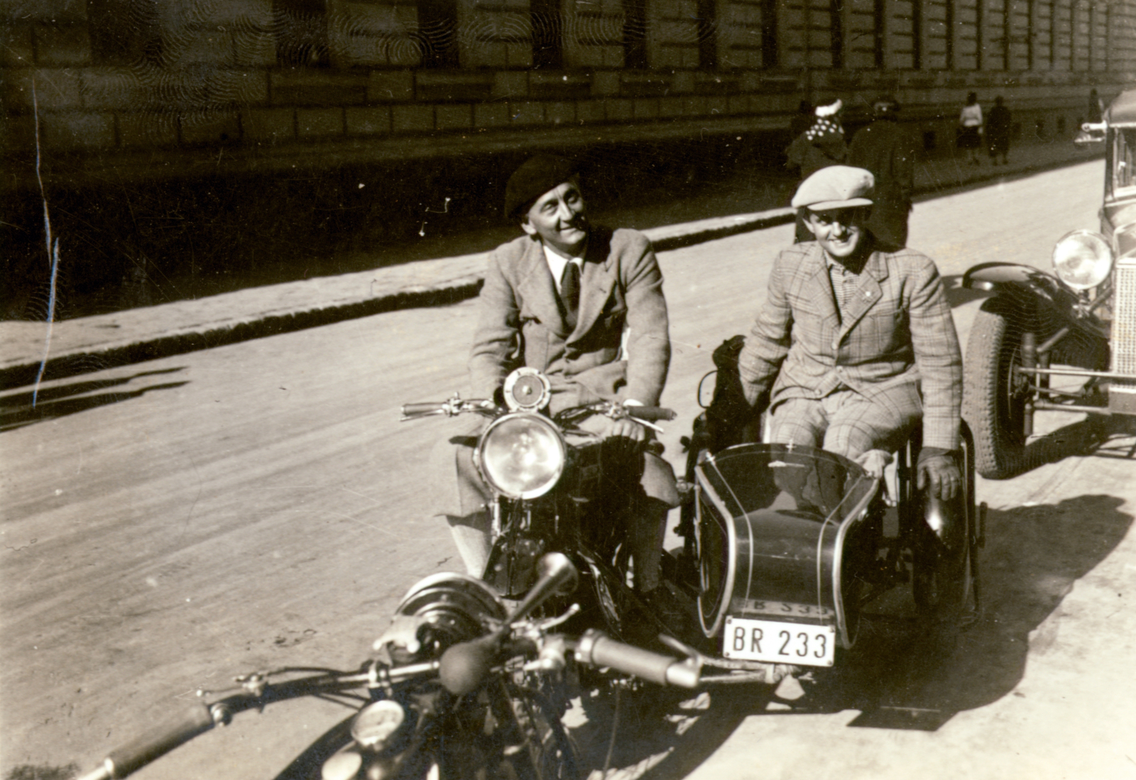 Hungary, Budapest VI., Vörösmarty utca a Hunyadi tértől az Andrássy út felé nézve. Balra Szent-Györgyi Albert, Nobel-díjas orvos, biokémikus, jobbra Urbach László motorkerékpár-versenyző, -konstruktör, -kereskedő., 1938, Kelemen Zsuzsa, motorcycle, motorcycle with sidecar, Budapest, number plate, Fortepan #115124