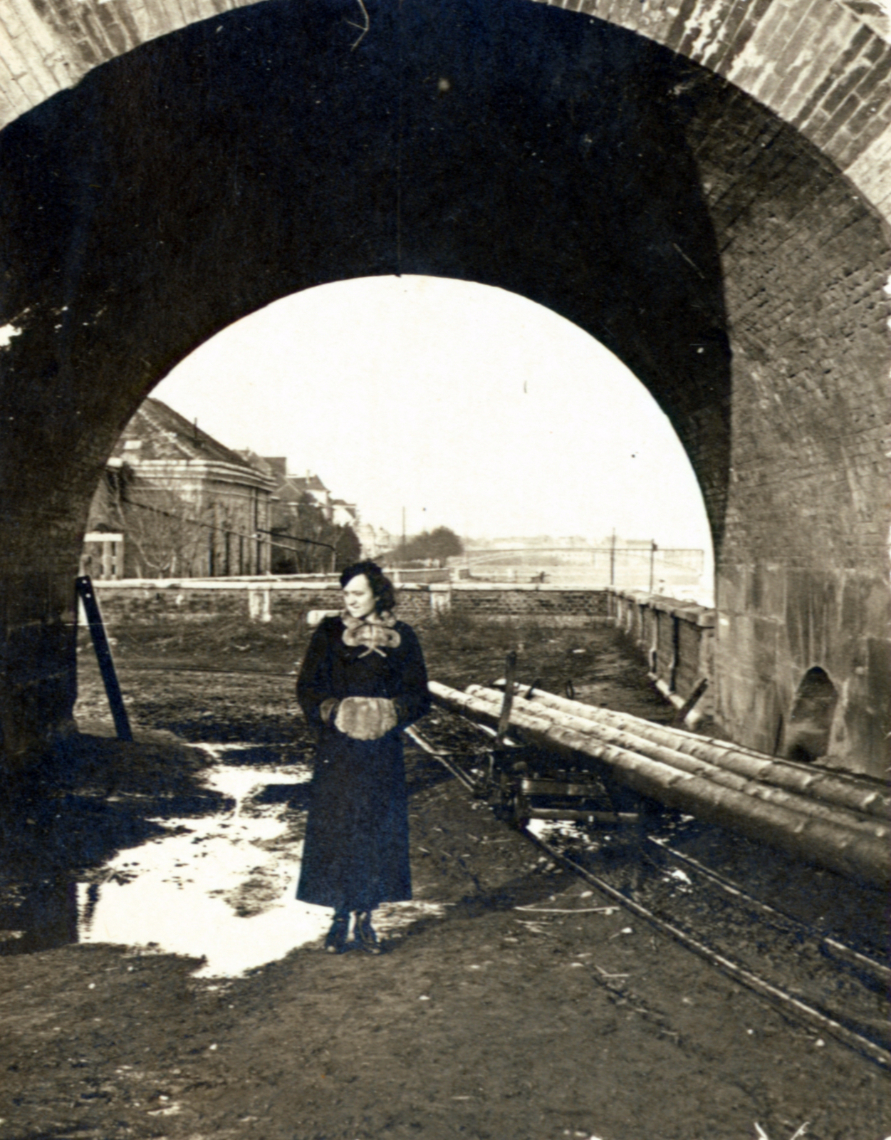 Hungary, Szeged, az alsó rakpart a vasúti híd alatt, a távolban a Belvárosi híd., 1939, Kelemen Zsuzsa, bridge, arch, Fortepan #115125