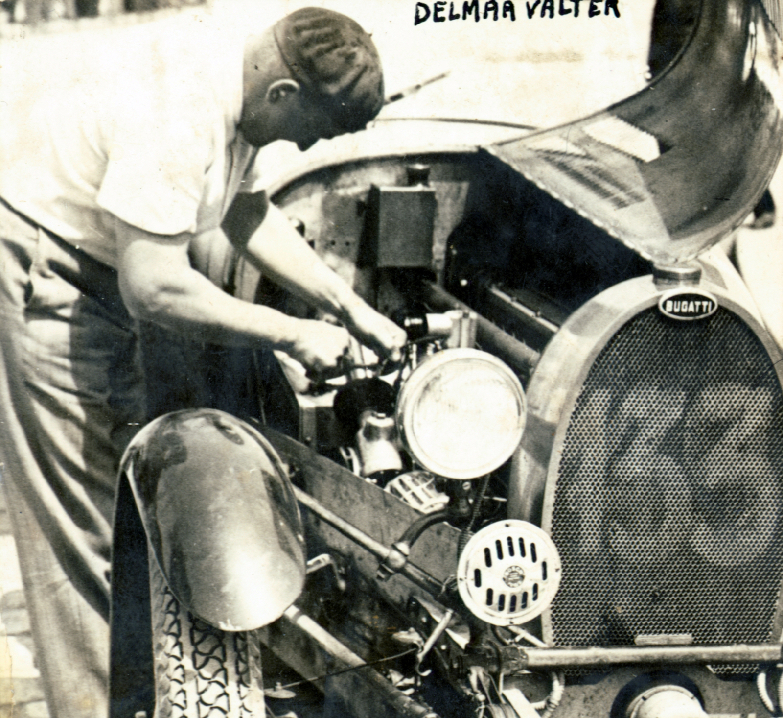 Hungary, Szeged, Roosevelt (Rudolf) tér, a felvétel a Tóth Péter palota előtt készült. Delmár Walter, többszörös autó- és motorkerékpárbajnok és elismert síversenyző., 1938, Kelemen Zsuzsa, Bugatti-brand, car repair, Fortepan #115126