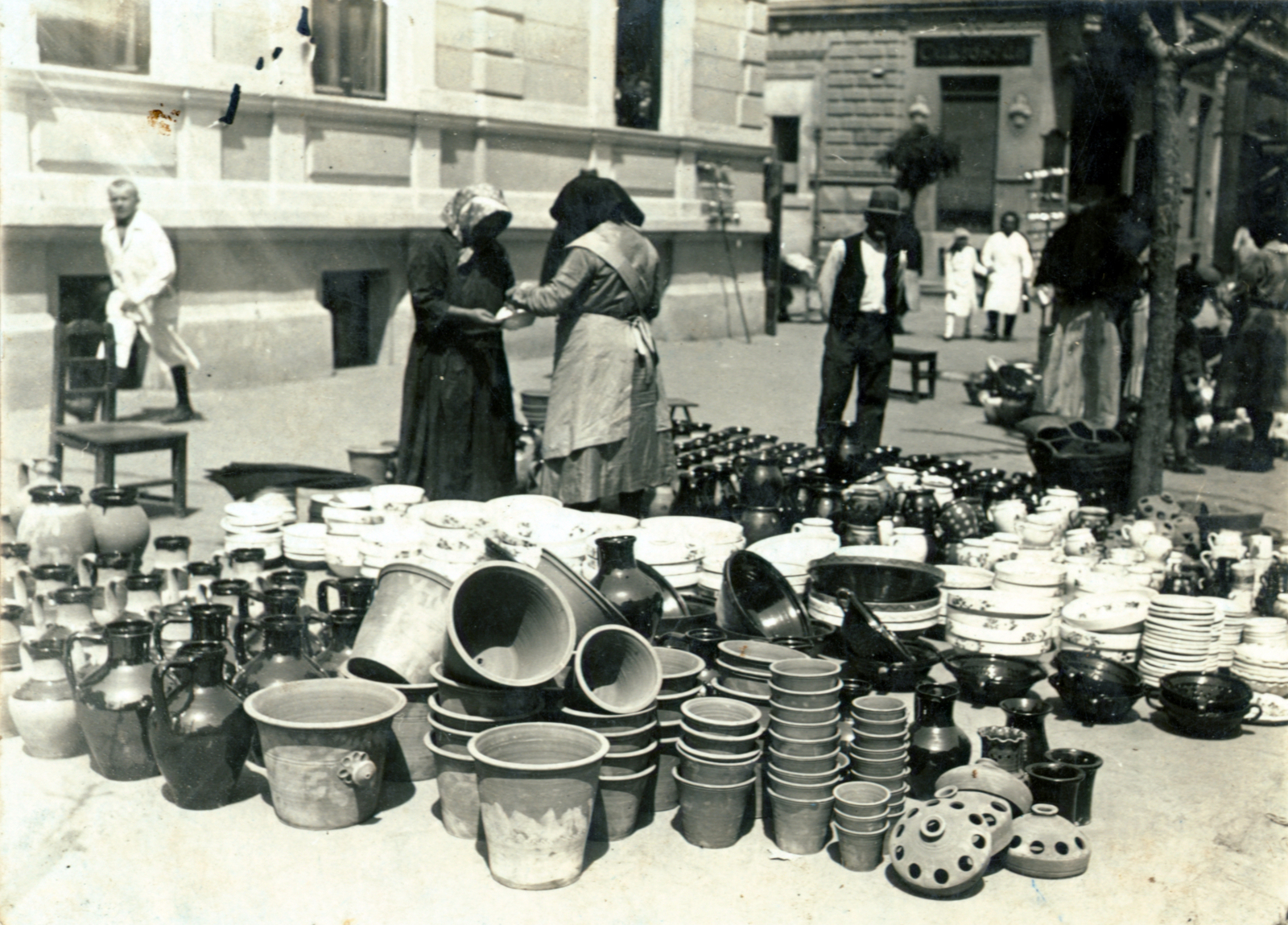 Hungary, Szeged, Tisza Lajos körút - Hajnóczy utca sarok., 1941, Kelemen Zsuzsa, costermonger, pot, pot, market, Fortepan #115146