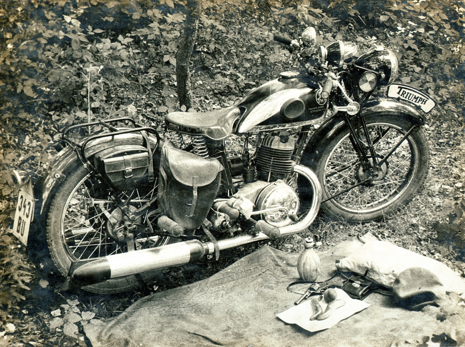 1939, Kelemen Zsuzsa, Triumph-brand, number plate, motorcycle, picnic, pistol, still life, assembly, Fortepan #115148