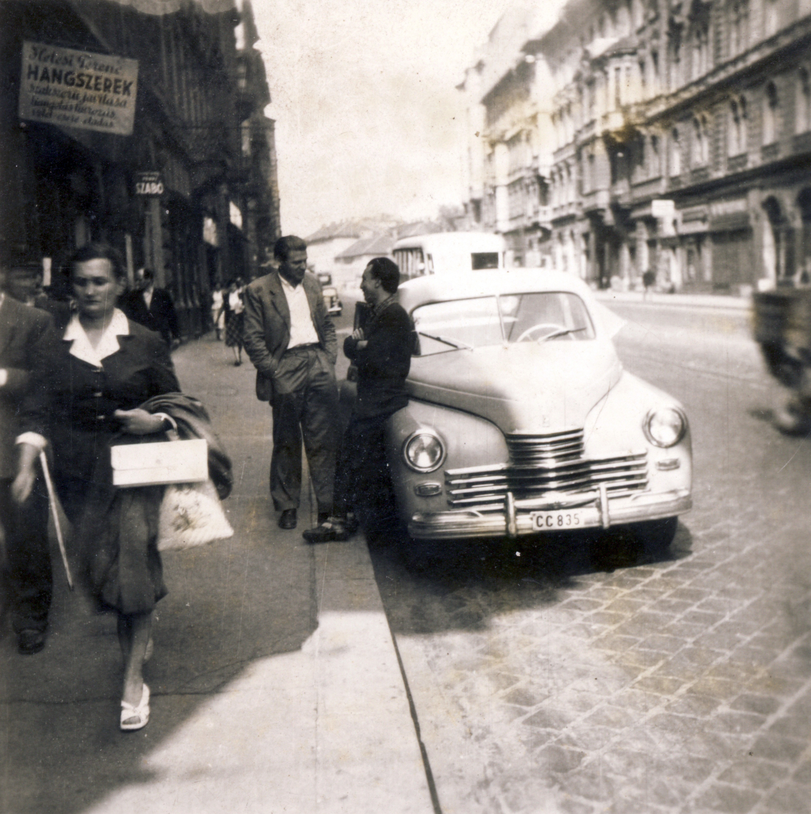 Magyarország, Budapest VII., Thököly út a Dózsa György út felé nézve., 1949, Zsivkov Anita - Koós Árpád / Kocsis András fényképei, rendszám, Budapest, automobil, életkép, reklám, GAZ-márka, GAZ M20 Pobeda, Fortepan #115178