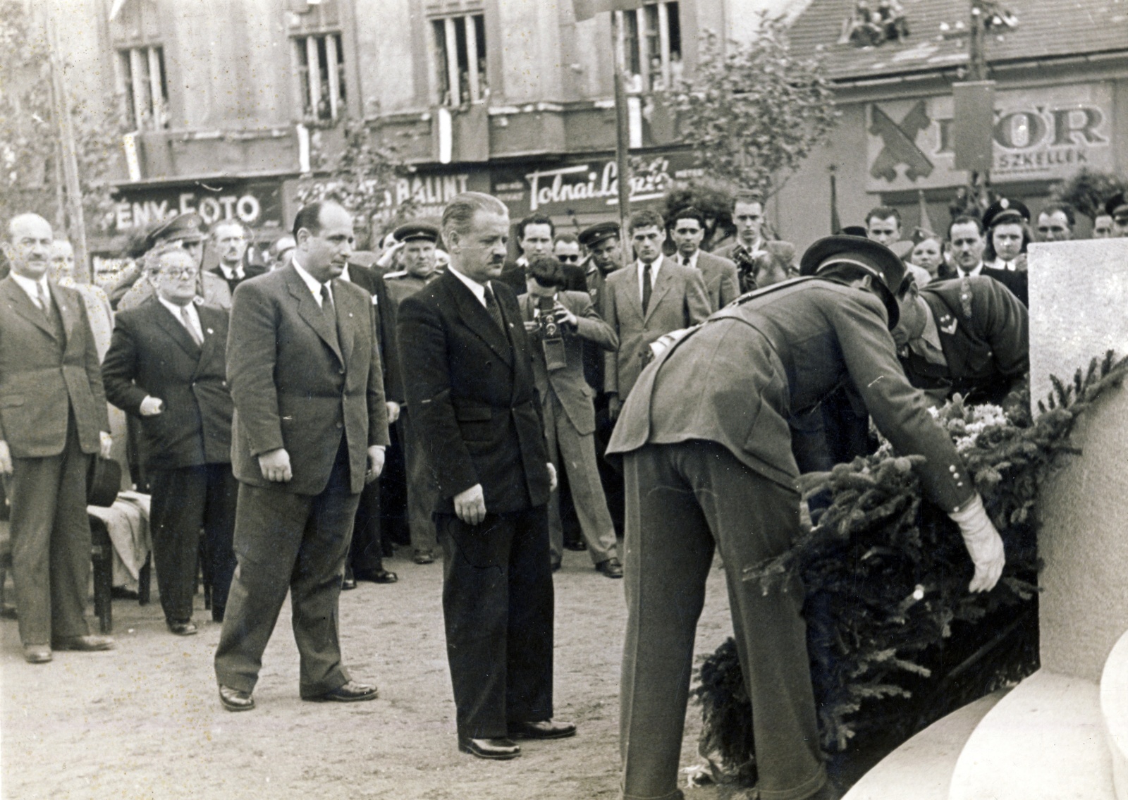 Hungary, Budapest IV., Szent István tér, a szovjet hősi emlékmű (Kocsis András, 1947.) leleplezése. A kép bal szélén Nagy Ferenc miniszterelnök, mellette Szakasits Árpád államminiszter, legelöl Tildy Zoltán köztársasági elnök., 1947, Zsivkov Anita - Koós Árpád / Kocsis András fényképei, minister, prime minister, Budapest, wreathing, Fortepan #115200