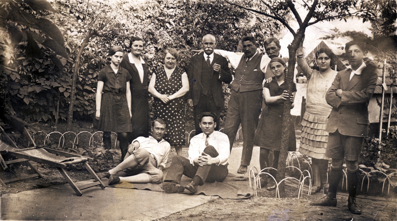 1930, Zsivkov Anita - Koós Árpád / Kocsis András fényképei, sitting with hands on knees, prop up on elbows, Fortepan #115205