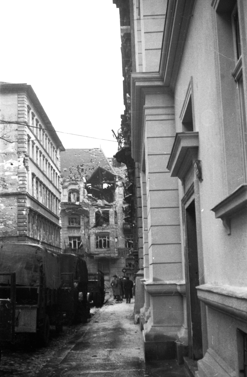 Magyarország, Budapest VIII., Múzeum utca a Szentkirályi utca 34. számú ház felé nézve, jobbra a 15/b számú ház., 1956, Kurutz Márton, forradalom, Budapest, épületkár, Fortepan #115228