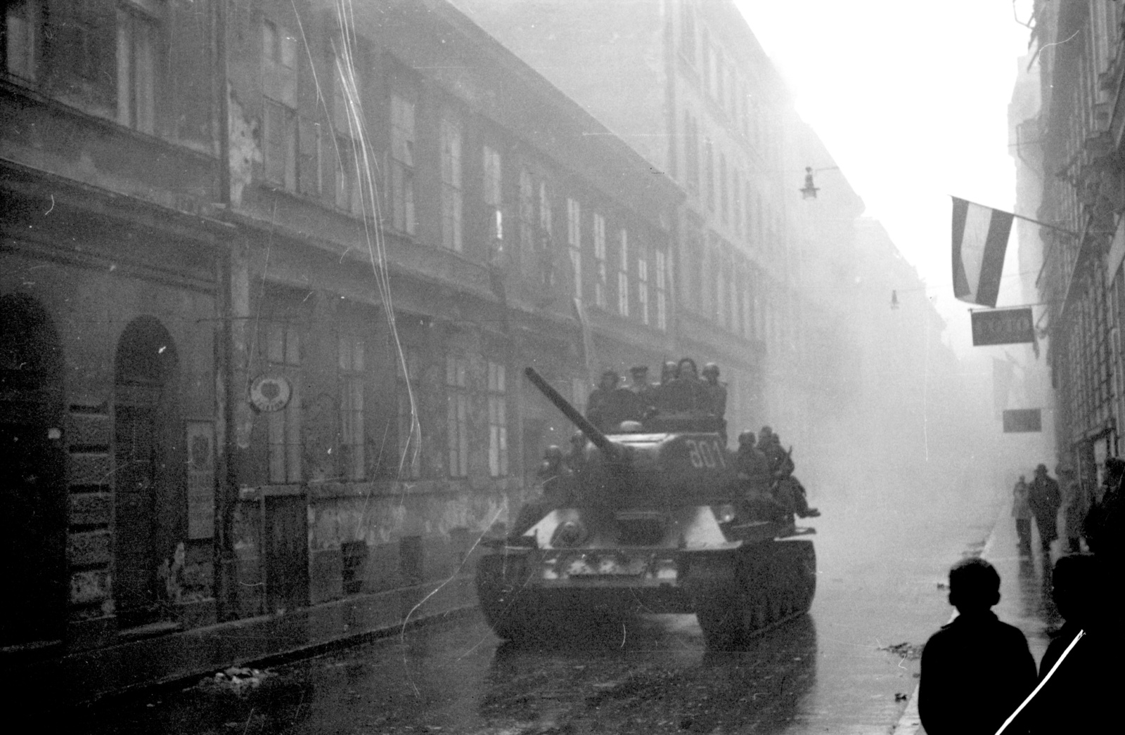 Magyarország, Budapest VIII., Bródy Sándor utca, a Vas utca felől a Szentkirályi utca felé nézve., 1956, Kurutz Márton, forradalom, harckocsi, T-34 tank, Budapest, Fortepan #115229