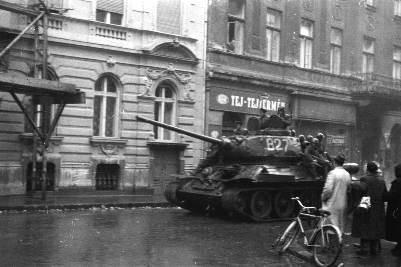 Magyarország, Budapest VIII., Bródy Sándor utca a Vas utcából nézve, szemben a 19. és 17. számú ház., 1956, Kurutz Márton, forradalom, harckocsi, T-34 tank, Budapest, tejbolt, Fortepan #115230