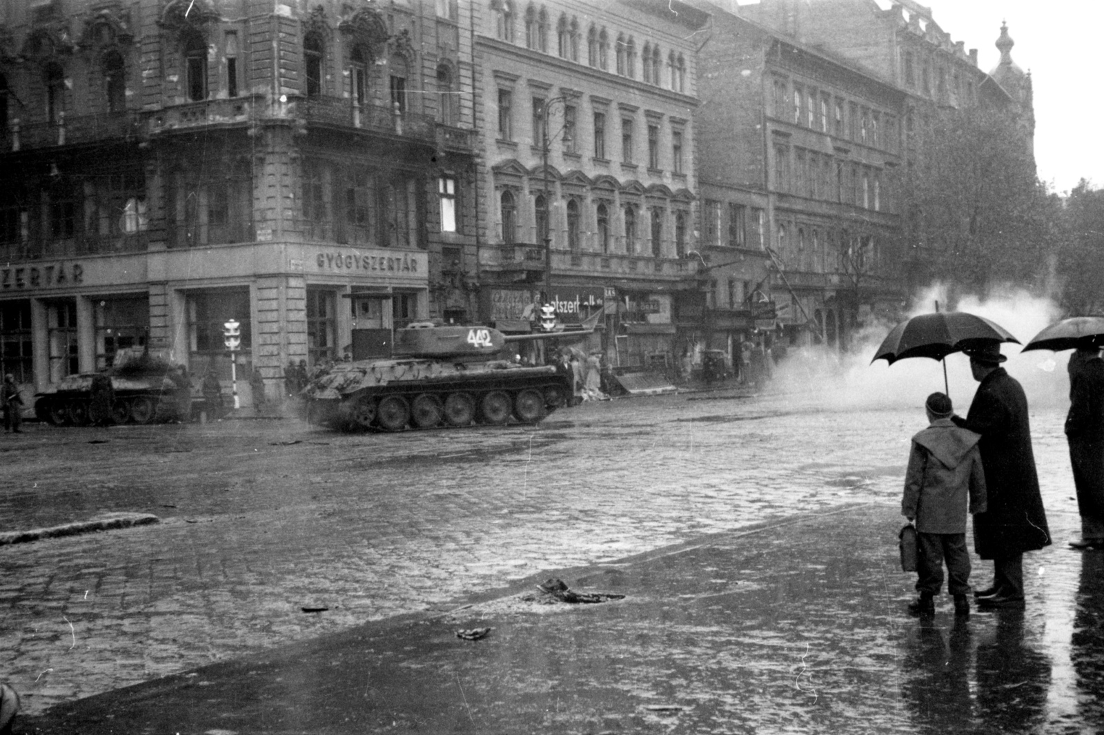 Magyarország, Budapest V., Astoria kereszteződés, szemben a Kossuth Lajos utca - Károly (Tanács) körút sarok a Múzeum körút felől nézve., 1956, Kurutz Márton, forradalom, harckocsi, T-34 tank, Budapest, esernyő, gyógyszertár, Fortepan #115234