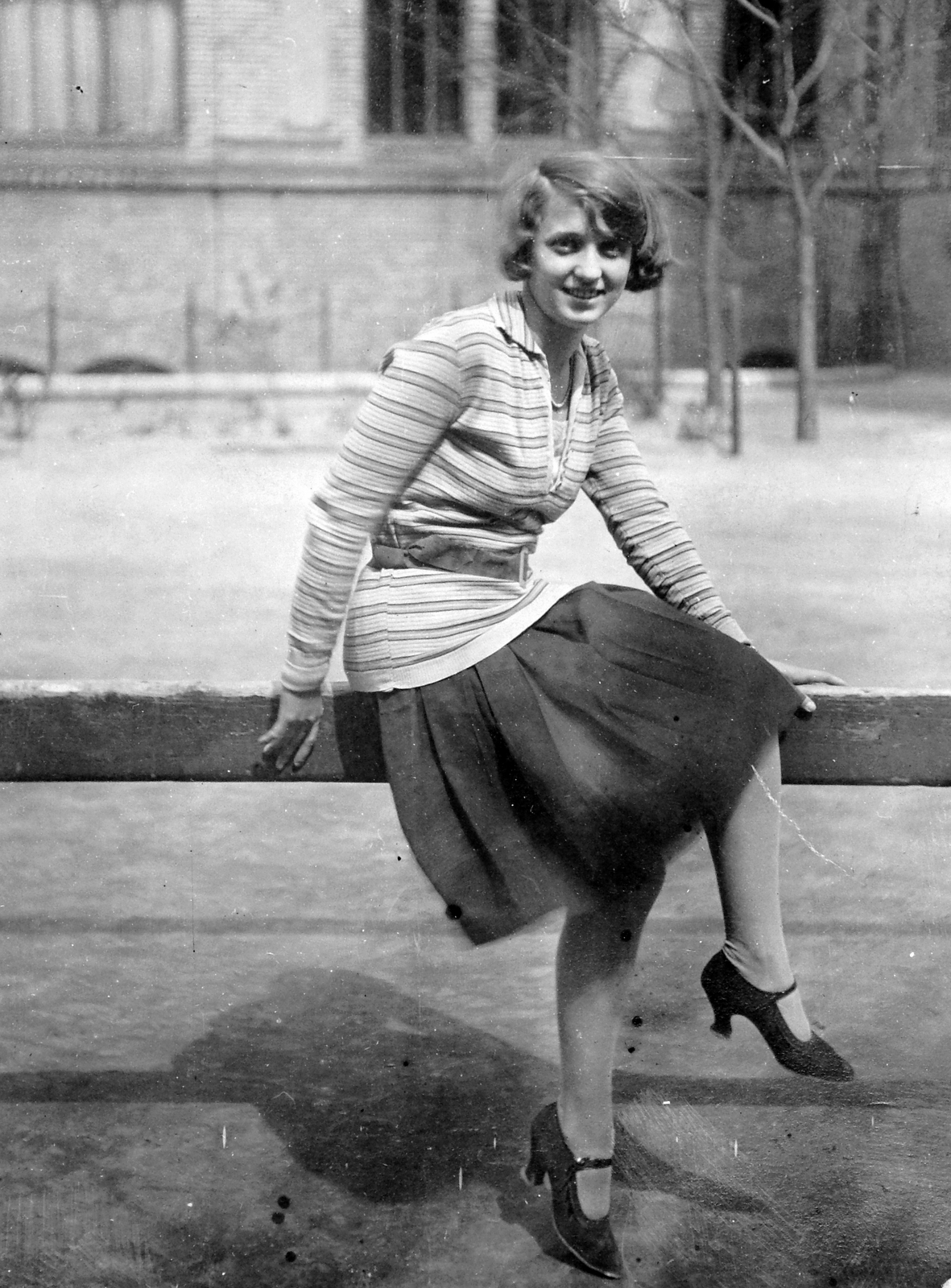 Hungary, Budapest IX., Iparművészeti Múzeum udvara., 1929, Fortepan, Budapest, lady, sitting on a handrail, Fortepan #11524