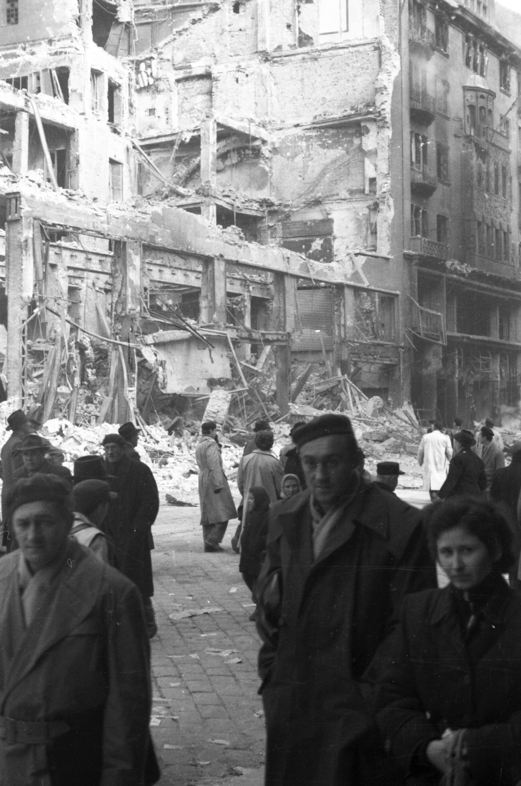 Hungary, Budapest VII., Rákóczi út 72., a Magyar Divatcsarnok romjai., 1956, Kurutz Márton, revolution, Budapest, damaged building, Fortepan #115240