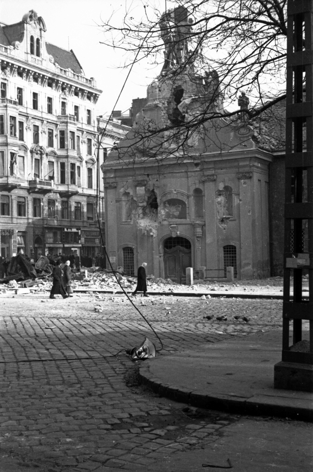 Hungary, Budapest VIII., Rákóczi út - Gyulai Pál utca sarok, Szent Rókus-kápolna., 1956, Kurutz Márton, revolution, Budapest, damaged building, Fortepan #115245
