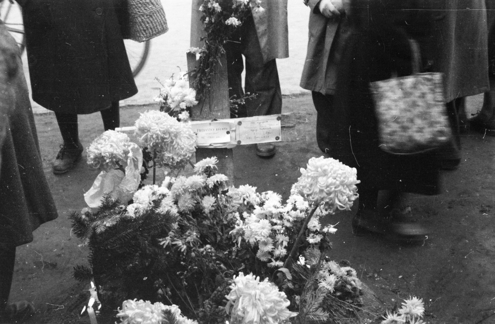 Hungary, Budapest VIII., Harminckettesek tere, az 1956-os forradalom alatt elesett ideiglenes sírja., 1956, Kurutz Márton, revolution, Budapest, flower, headstone, Fortepan #115246