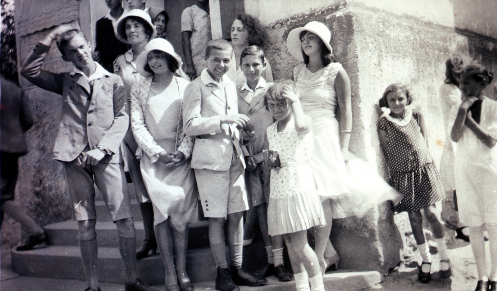 Magyarország, Balatonszemes, a felvétel a Páduai Szent Antal-templom bejáratánál készült., 1934, Martinez Judit, gyerekek, nyári ruha, Fortepan #115259