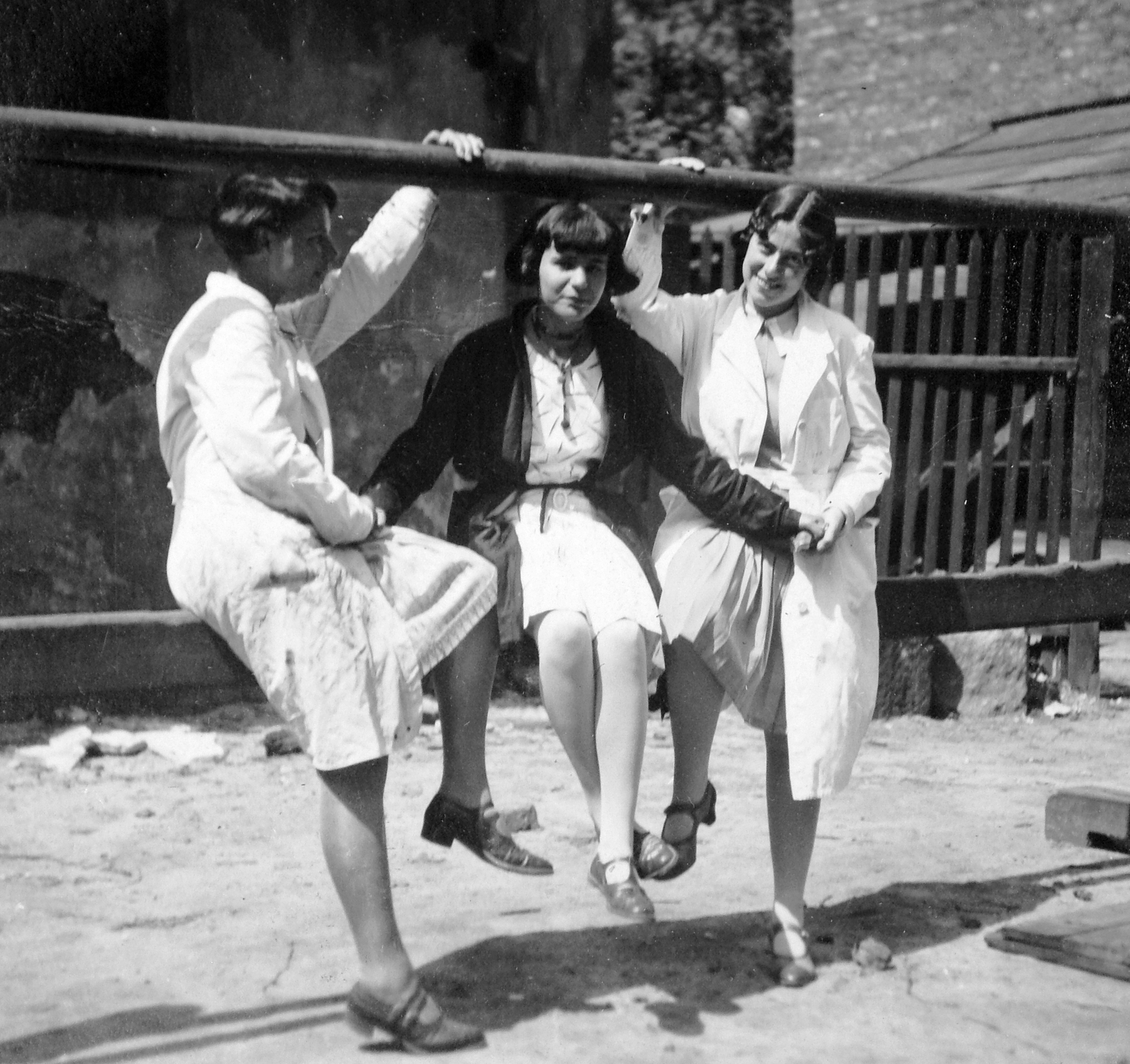 1928, Fortepan, three people, sitting on a handrail, Fortepan #11527