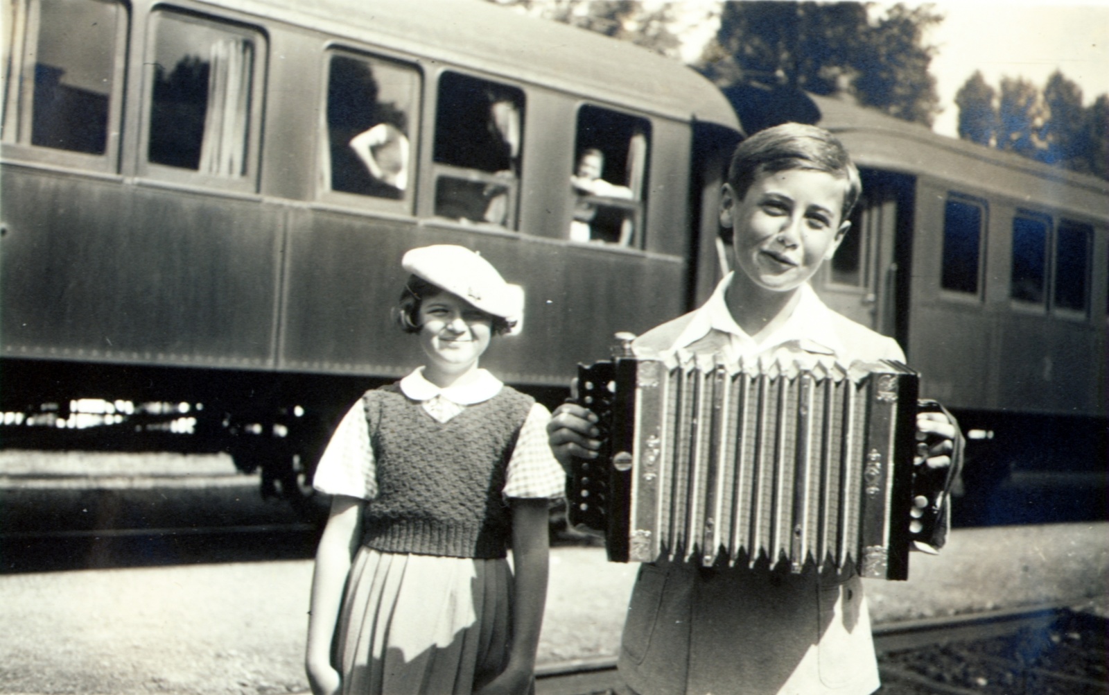 1934, Martinez Judit, accordion, peeking, leaning out of the window, train station, musical instrument, Fortepan #115273