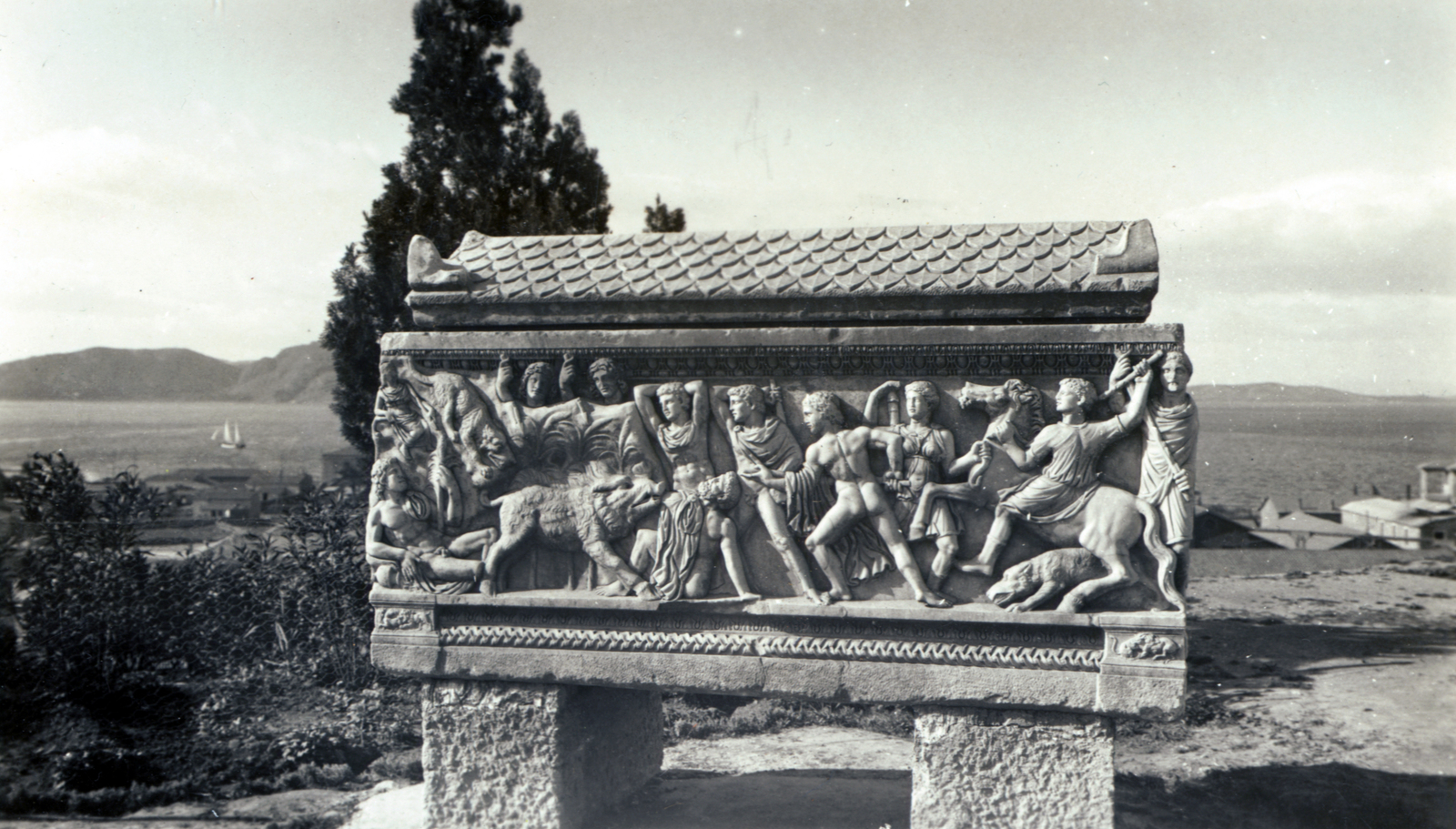 Greece, Elefsina, Eleuszisz Régészeti Múzeum, ókori szarkofág Kasztor és Pollux vaddisznó vadászatát ábrázoló domborművel., 1938, Martinez Judit, ancient culture, mummy case, Castor-portrayal, Castor and Pollux-portrayal, Fortepan #115294