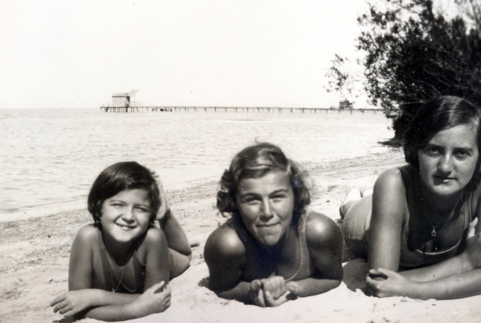 Hungary, Balatonszemes, 1934, Martinez Judit, beach, pier, Bath house, prop up on elbows, three people, Fortepan #115299