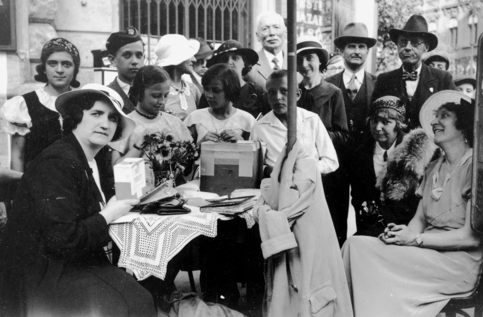 Magyarország, Budapest VII., adománygyűjtés az Erzsébet körút - Rákóczi út sarkánál, a későbbi Éjjel-nappali közért előtt. Háttérben a Rákóczi út 39-es számú ház., 1937, Martinez Judit, Budapest, persely, Fortepan #115300