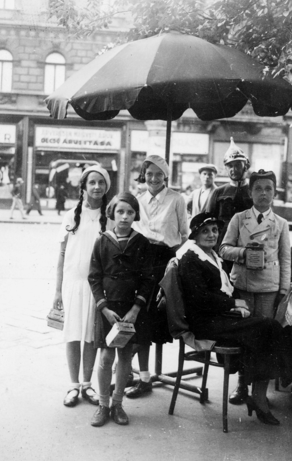 Magyarország, Budapest VII., adománygyűjtés az Erzsébet körút 1. előtt, háttérben az Erzsébet körút 2-es számú ház., 1937, Martinez Judit, Budapest, Fortepan #115302