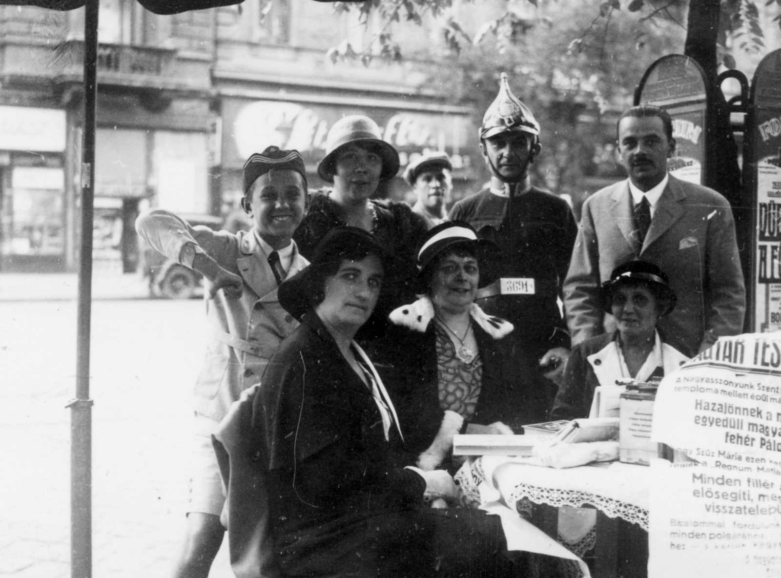 Magyarország, Budapest VII., adománygyűjtés az Erzsébet körút 1. előtt, háttérben az Erzsébet körút 2. és 4. számú ház., 1937, Martinez Judit, Budapest, Fortepan #115303