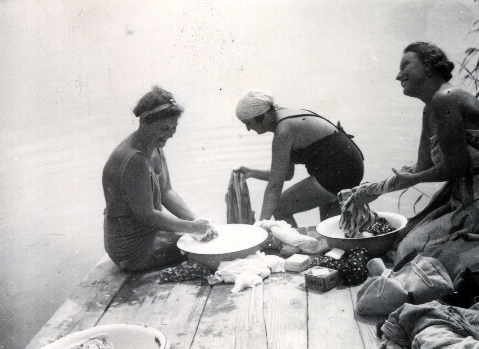 Hungary, Balatonszemes, 1934, Martinez Judit, washing, soap, bathing suit, pier, Lake Balaton, Fortepan #115305