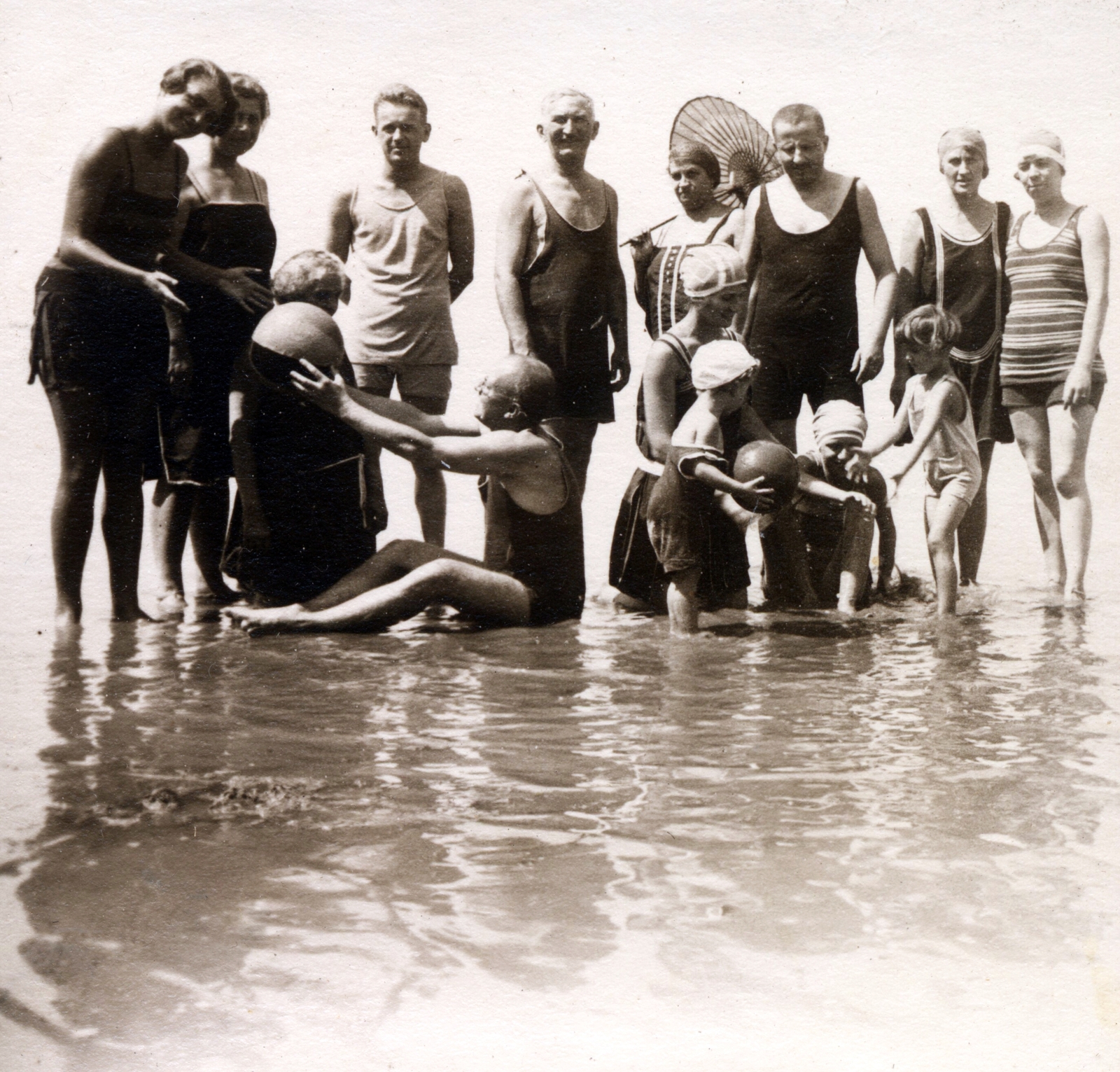 Hungary, Balatonszemes, 1933, Martinez Judit, ball, bathing, Fortepan #115321
