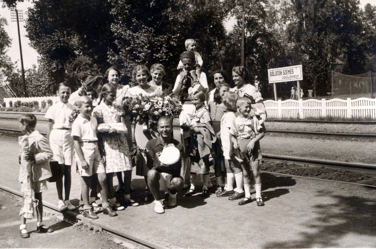Hungary, Balatonszemes, vasútállomás., 1935, Martinez Judit, platform, ankle socks, summer, bouquet, knee snocks, sunshine, train station, holiday, ribbon, Fortepan #115331