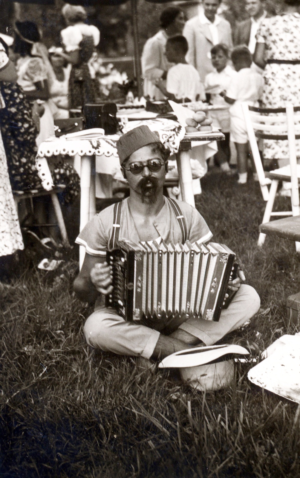 1935, Martinez Judit, accordion, shades, moustache, hat on the ground, tarboosh, Fortepan #115342