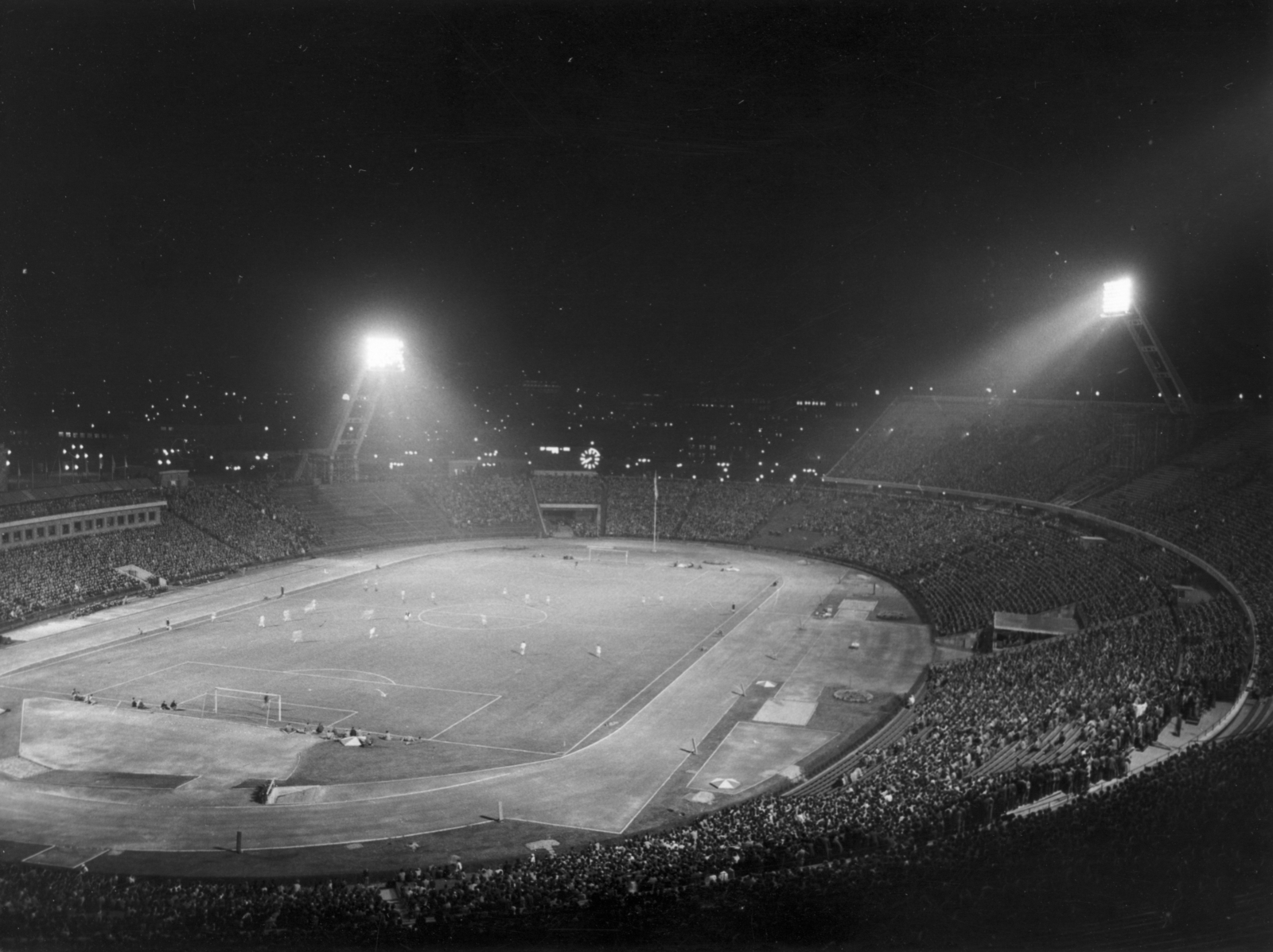 Hungary, Népstadion, Budapest XIV., az első villanyfényes mérkőzés a stadionban, 1959. szeptember 09-én. A Közép-európai Kupa (KK) döntőjének visszavágója, Bp. Honvéd - MTK 2:2 (1:0)., 1959, Nagy Ilona, night, stadium, Budapest, Fortepan #115358