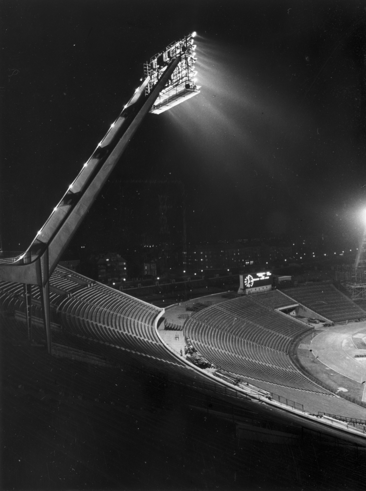 Hungary, Népstadion, Budapest XIV., a felvétel 1959. szeptember 9-én, az első villanyfényes mérkőzés, a Közép-európai Kupa (KK) döntőjének visszavágója, a Bp. Honvéd - MTK előmérközésén készült., 1959, Nagy Ilona, night, stadium, Budapest, Fortepan #115362