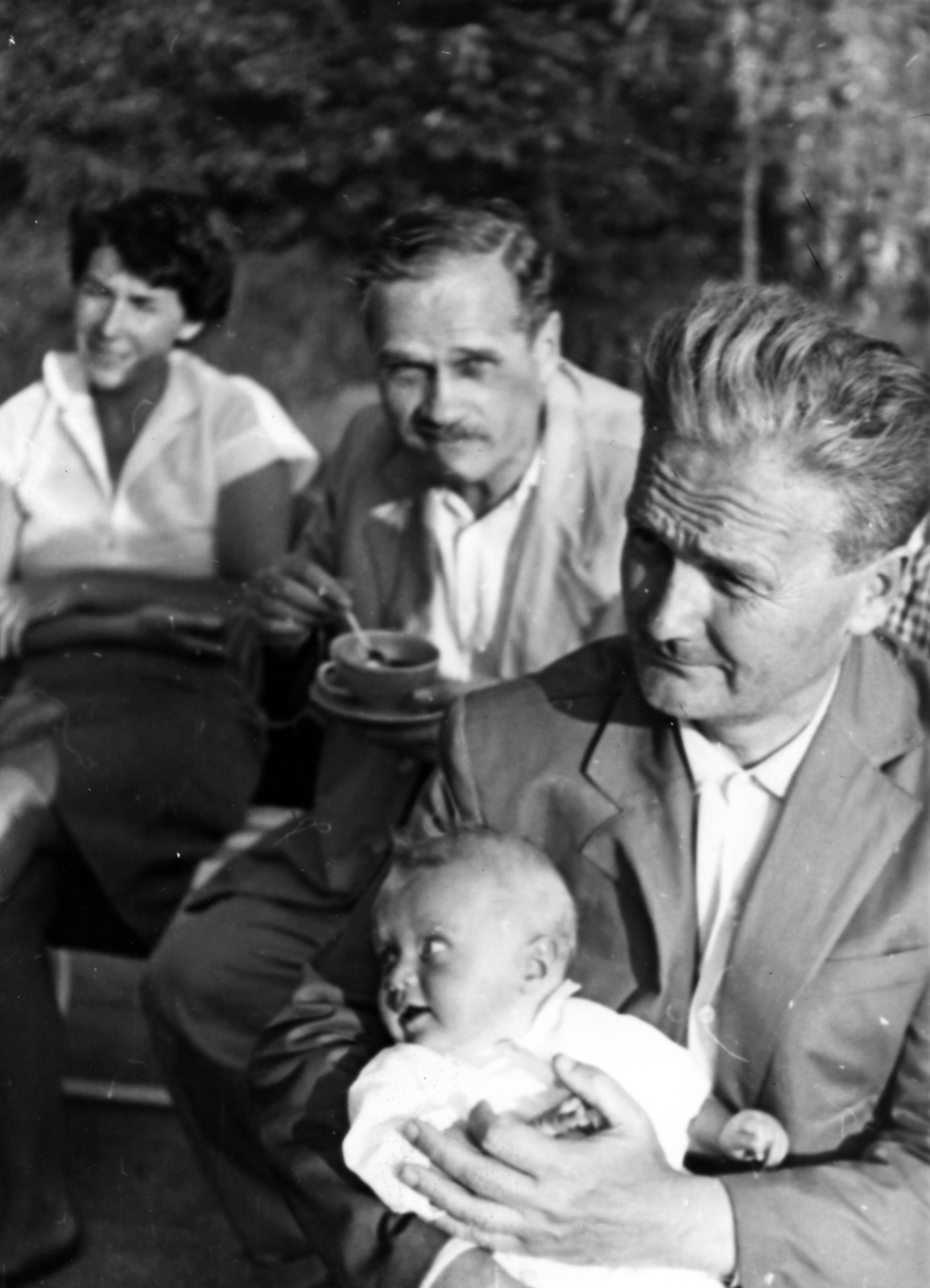 Hungary,Lake Balaton, Tihany, Sajkod, Mályva utca 6. (Nyaraló 12), Németh László író nyaralójában., 1956, Németh László Társaság, celebrity, hold in arms, newborn, Fortepan #115394
