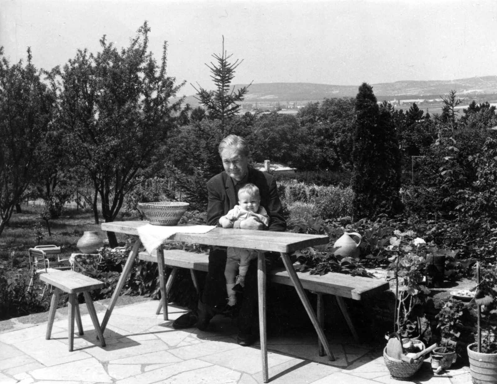 Hungary,Lake Balaton, Tihany, Sajkod, Mályva utca 6. (Nyaraló 12), Németh László író nyaralójában., 1969, Németh László Társaság, celebrity, holiday house, Fortepan #115406