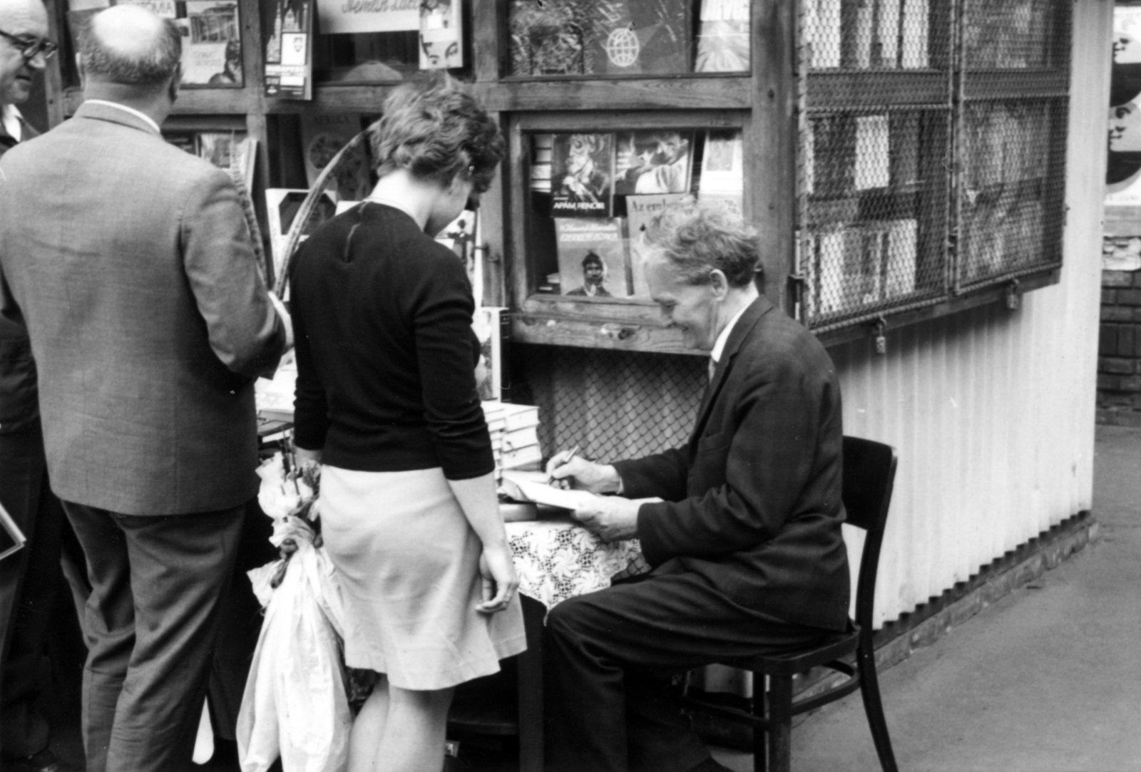 Magyarország, Budapest XII., Szilágyi Erzsébet fasor, könyvpavilon a János kórházi villamos-végállomáson. Németh László író dedikál., 1969, Németh László Társaság, híres ember, autogram, Budapest, Fortepan #115407